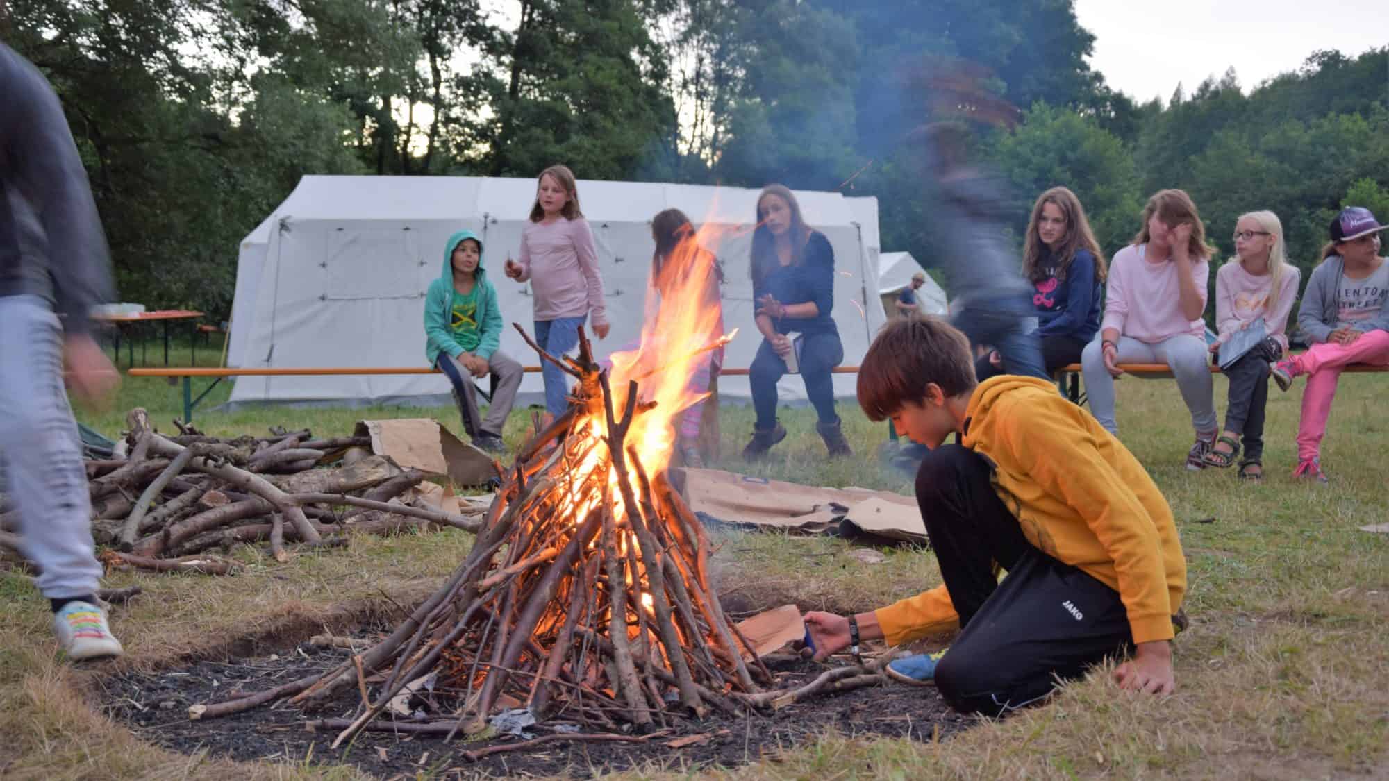 Lagerfeuer beim Jungschar-Lager